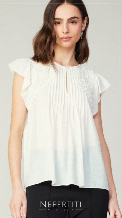Blusa con relieve y vuelo Marfil T15341